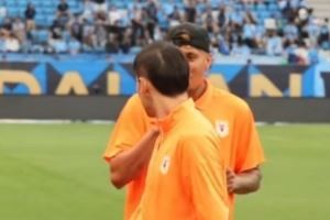 皮一下🤣克雷桑给李源一分享吃过的棒棒糖,后者婉拒