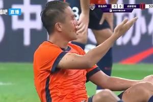 这个动作有点狠啊!德尔加多无球状态肘击,孙正傲满脸是血