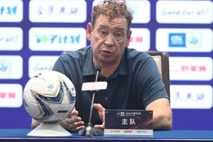 斯卢茨基:情绪还未完全平复,很难用建设性的语言去总结本场比赛
