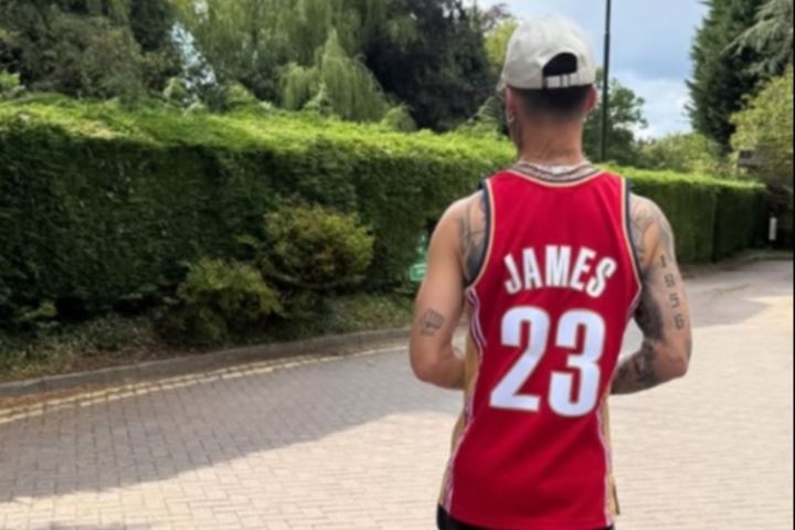 下家仍未定👀安东尼晒照身穿NBA巨星詹姆斯球衣,定位曼彻斯特