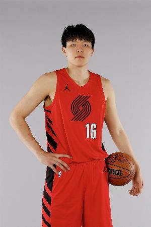 体坛周报:杨瀚森是夏联表现最好的首轮新秀中锋 他是NBA的惊喜