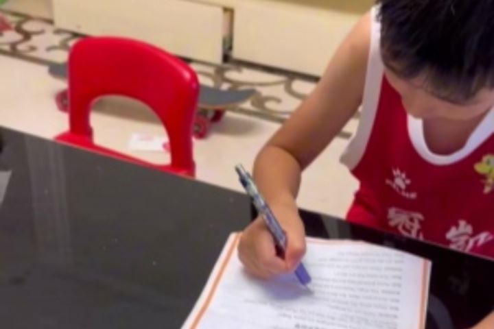 周琦儿子糊糊:我要是不会打球多丢人啊 我爸可是周琦😤