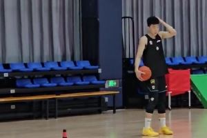 慢慢恢复!青岛队记晒段昂君训练视频:受伤手还不能负重