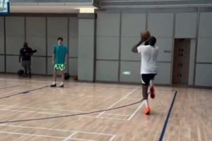 又练单脚漂移三分？哈登中国行期间不忘打磨独门绝技🏀
