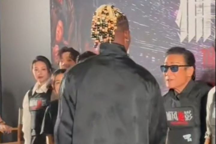 吉米仔vs大D!🎣巴特勒出席电影宣传 握手梁家辉